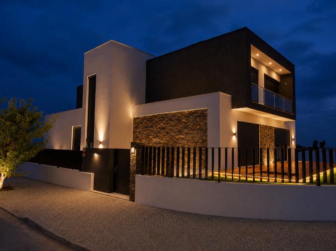 Fachada principal e entrada da habita��o