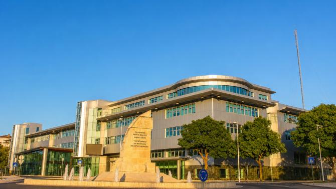 Zona de trabalho ampla e contempor�nea
