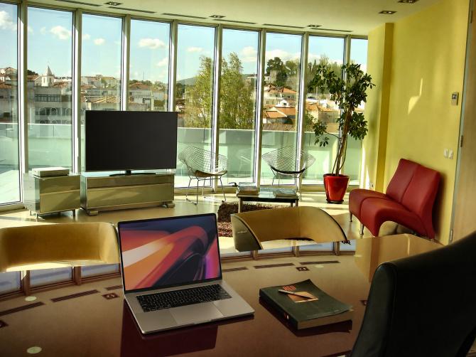 Interior do escrit�rio com vista panor�mica