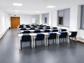 Sala 3.07 com mesas e cadeiras